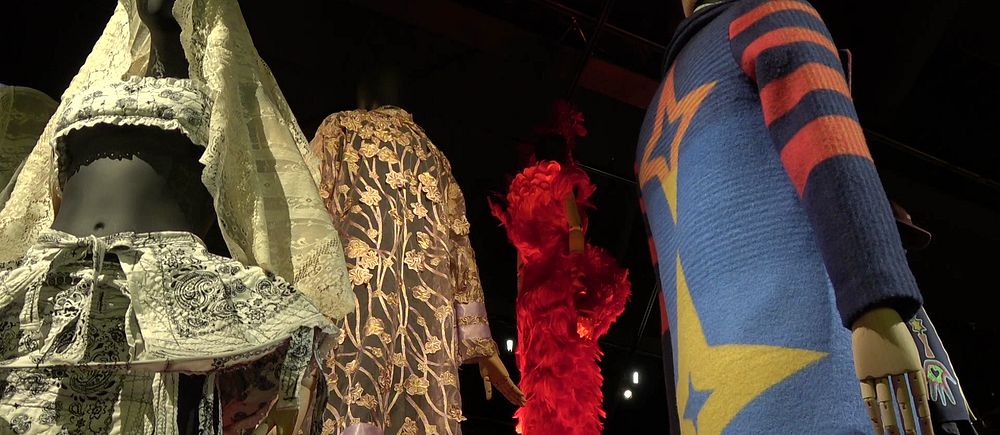 kläder med urfolkstema på Världskulturmuseet i Göteborg