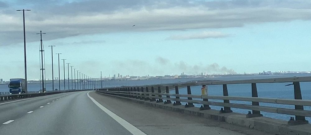 Rök från branden i Köpenhamn syns från Öresundsbron.