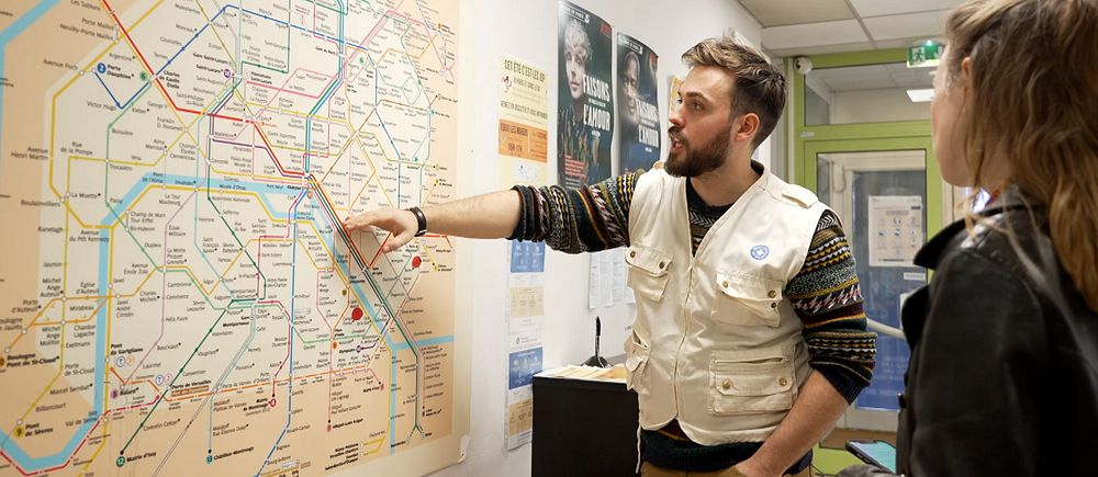 Milou Borsotti projektledare för organisationen Läkare i Världen visar reportern hur situationen kring hemlösa i Paris ser ut på en karta.