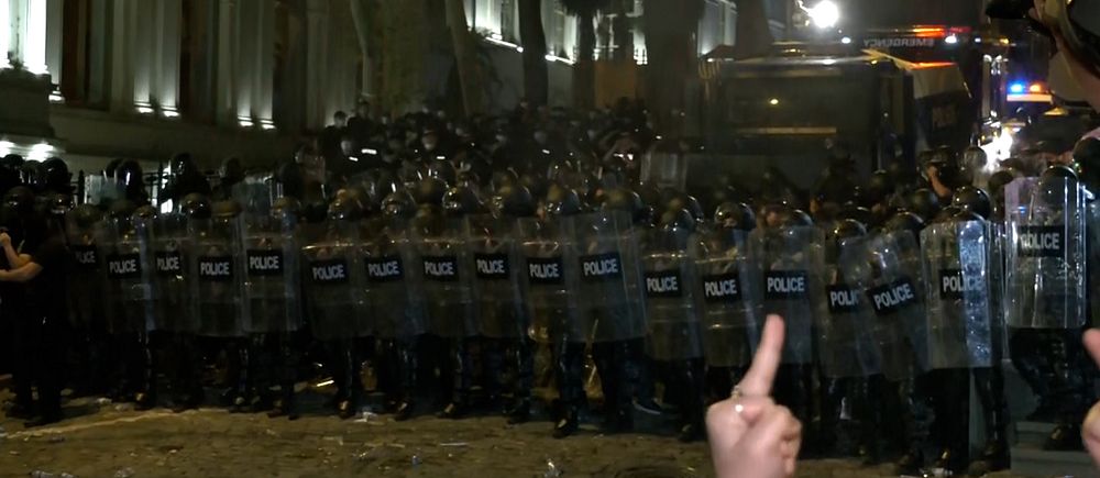 Kravallpolis framför parlamentet i Georgien