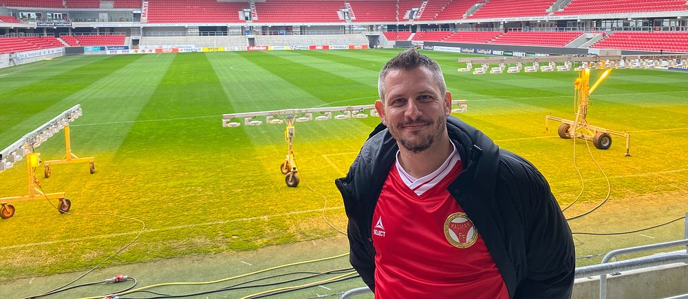 Pablo kalmar står på Guldfågeln Arenas läktare