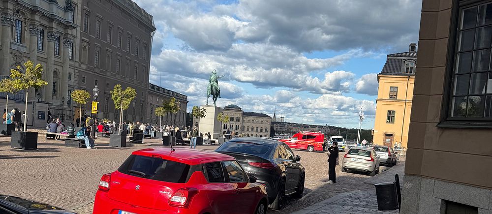 Utryckningsfordon och människor vid Slottsbacken efter påkörning i centrala Stockholm.