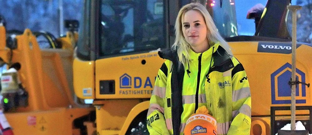 Snöröjaren Vickan står framför traktor iklädd varselkläder