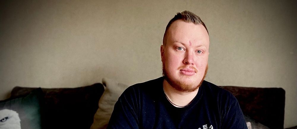 Albin Holmström från Vårgårda sitter i en soffa. Han vill bryta tabut om suicid.