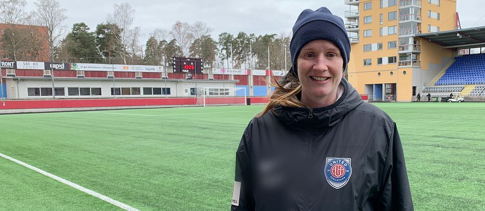 Eskilstuna Uniteds huvudtränare Vaila Barsley står på Tunavallen. Hon tittar in i kameran och ler.