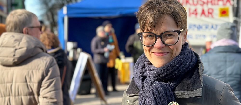 ordföranden för Värmland mot kärnkraft, Ingrid Ranke, står framför manifestationen i centrala Karlstad.