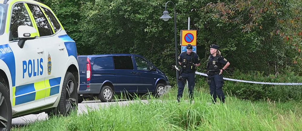 Polisbilar och poliser vid avspärrning på landsväg utanför Borås.