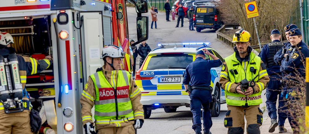 Polis och brandmän vid befarad explosion i Uddevalla.