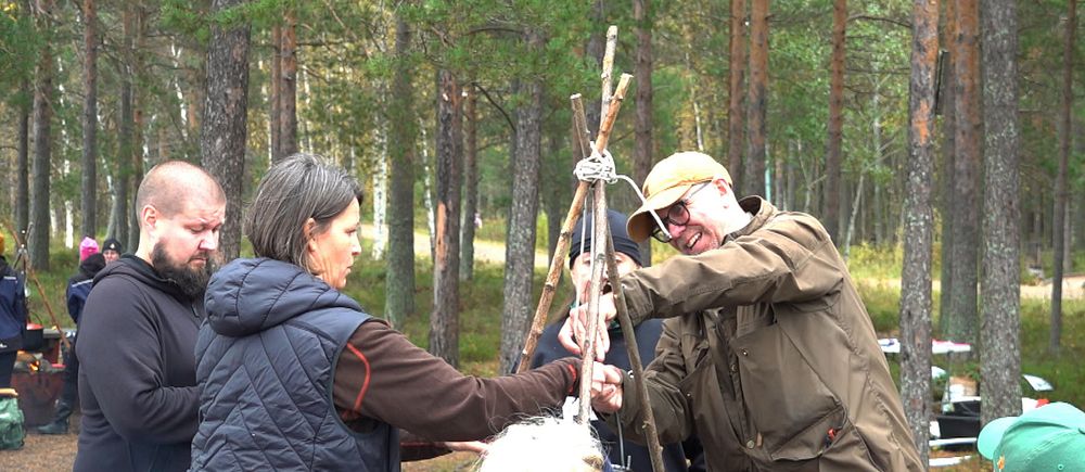 Naturskolalärare står vid en eld
