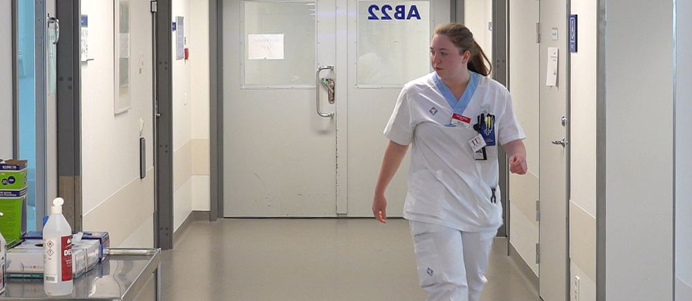 Sjuksköterskan Wilma Andersson går i en sjukhuskorridor