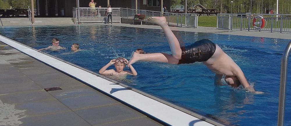 barn som dyker ned i poolen