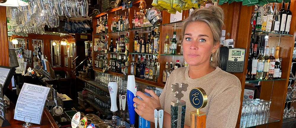 Sara Johansson bakom bardisken på puben Telegrafen i Helsingborg.