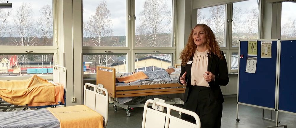 Christine Ripås, skolchef i Borlänge kommun, visar lokalen där vård- och omsorgsprogrammet utbildas.