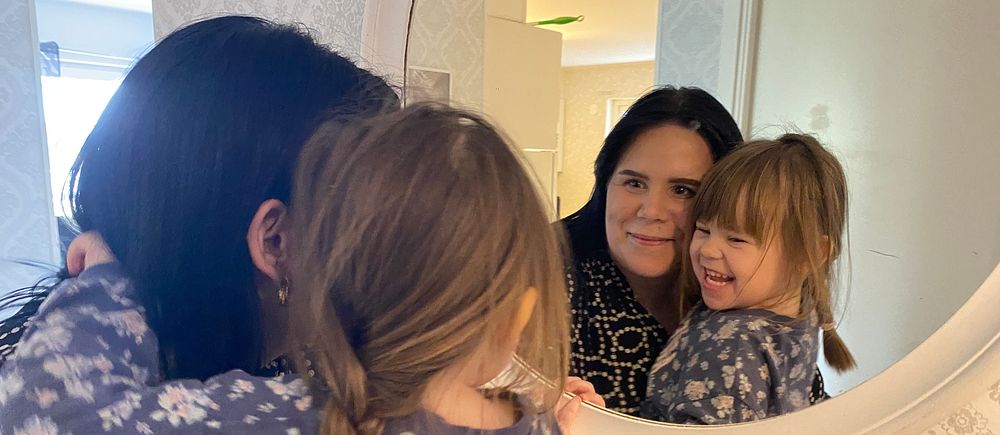 Selma 2,5 år tittar i en spegel tillsammans med mamma Alexandra.