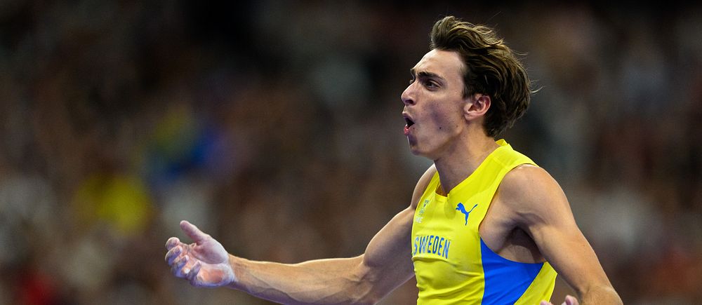 Stavhopparen Armand ”Mondo” Duplantis i svensk landslagslinne, jublar efter ett lyckat hopp.