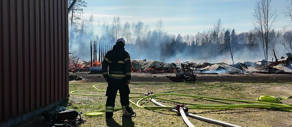 Stor brand i Anumark. En lada har brunnit ner till marken och även en intilliggande byggnad.
