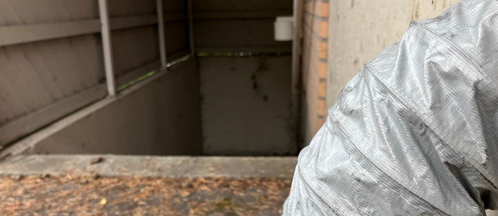 Ett rör med utluft från saneringen av rökskador efter brand