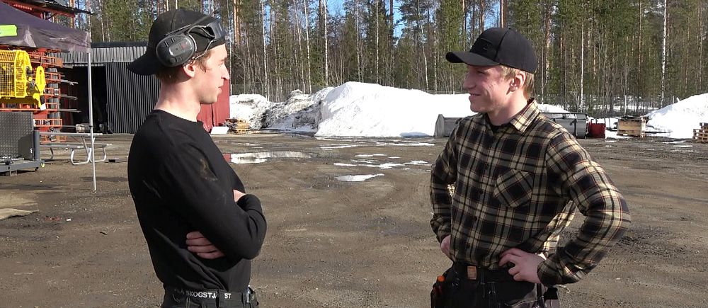 Två killar i Malå står på en gård