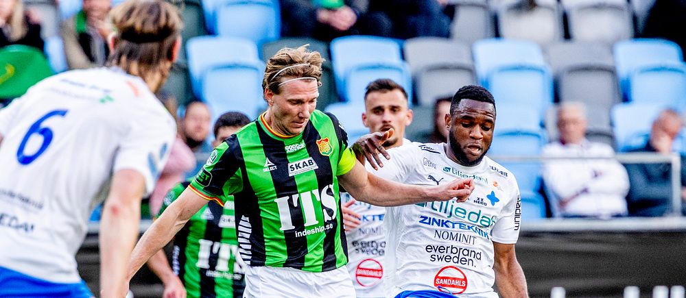 Johnbosco Kalu (till höger) löste Värnamos första poäng för säsongen.