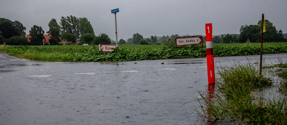 Översvämmad väg i Danmark efter stora regnmängder och kraftigt regnväder.