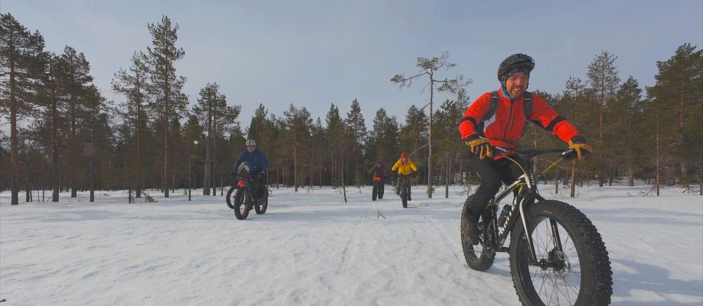 Cyklister cyklar på snön på Tavelsjöberget i Umeå