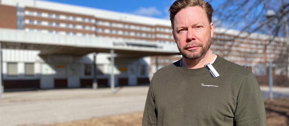 Mats Gidlund verksamhetschef på Barn- och ungdomspsykiatrin som står framför Sundsvalls sjukhus.