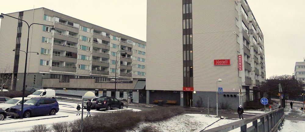 Två höghus i Hallonbergen centrum