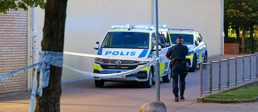 Polisbilar och en polis på platsen i Helsingborg.