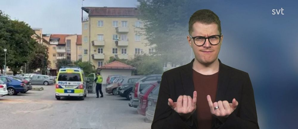 En En man har påträffats skjuten i ett trapphus i stadsdelen Sala backe i Uppsala