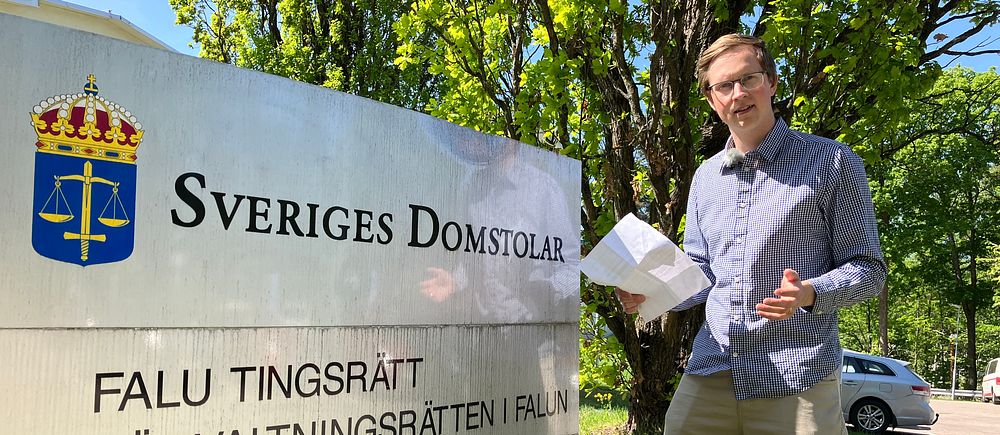 reporter som står bredvid skylt med Sveriges Domstolar, Falu tingsrätt, förvaltningsrätten i Falun