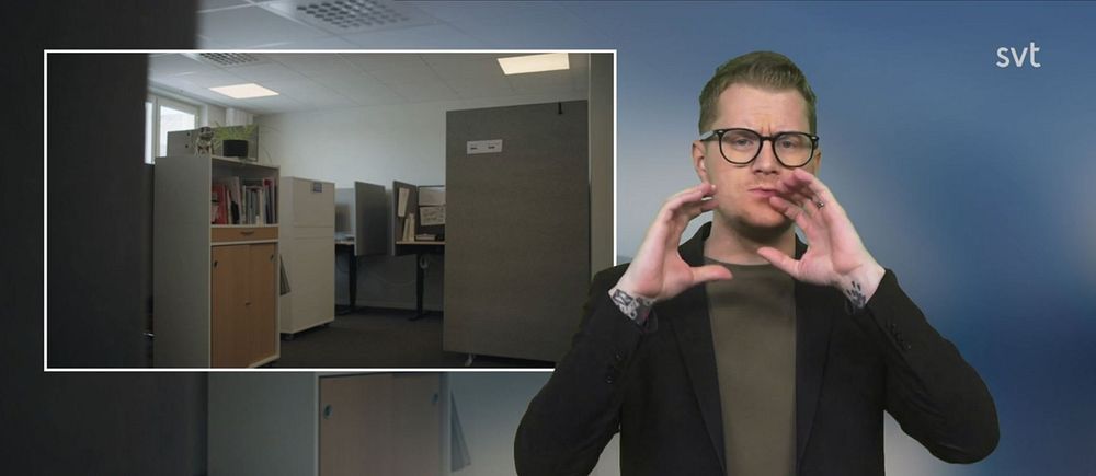 Programledare Magnus tecknar ”socialtjänst” bredvid en bild på ett tomt kontor