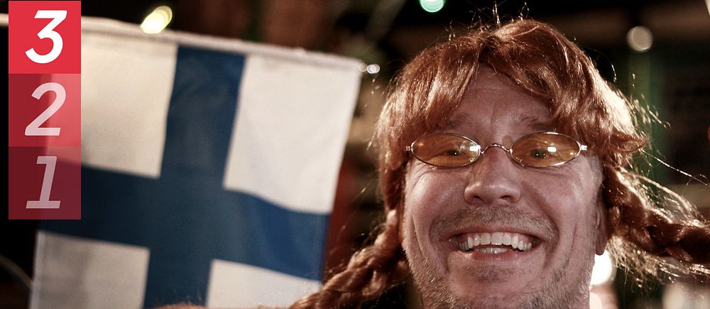 bild på janne Westerlund med en finsk flagga bakom sig
