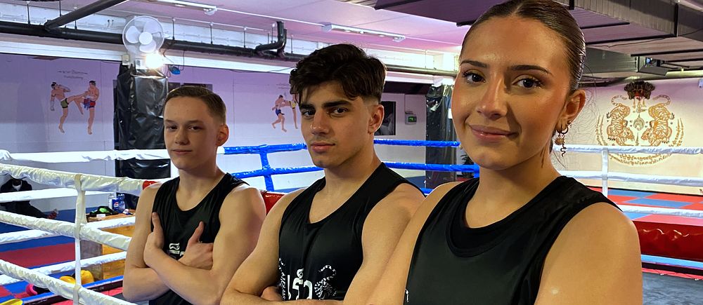 thaiboxare, juniorer som står med armarna i kors framför ringen.