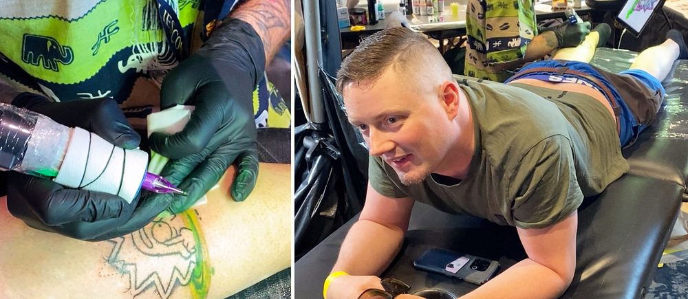 En man ligger ner och får en Rick and Morty tatuering på vaden.