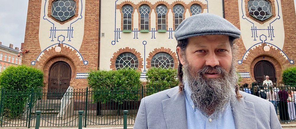 Rabbinen Moshe David HaCohen utanför synagogan i Malmö