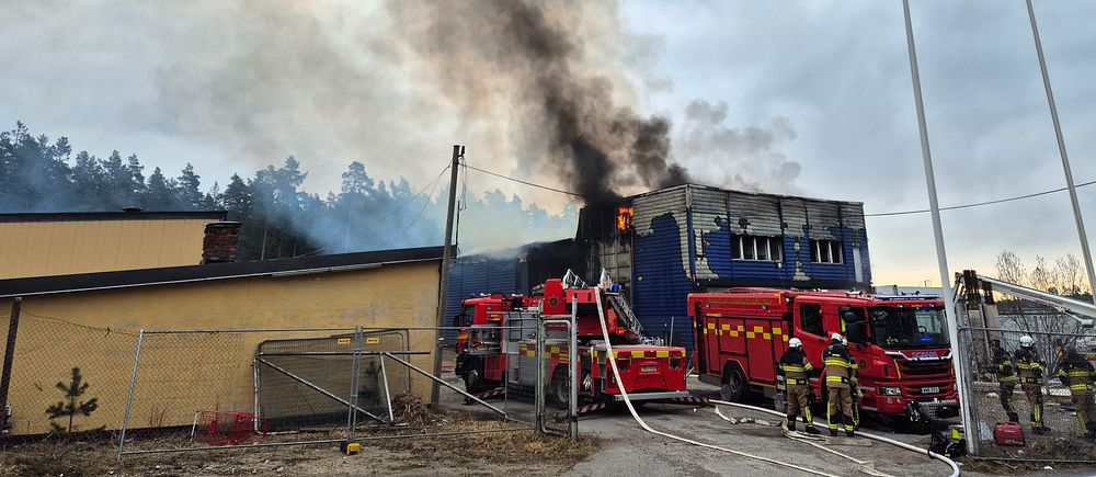 Industrilokal brinner i Södertälje.