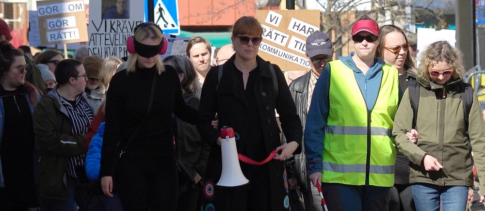Evelina Lindberg tillsammans demonstranter i Piteå kommun.