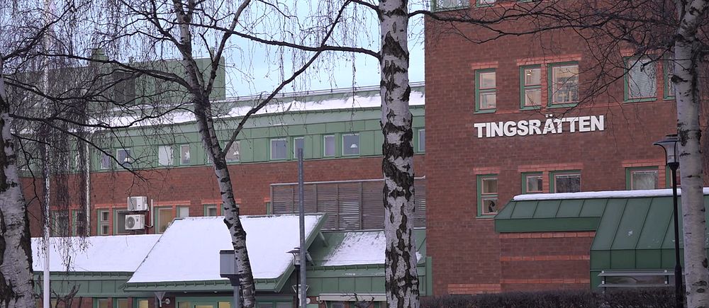 Fasaden på Östersunds tingsrätt i vinterskrud.