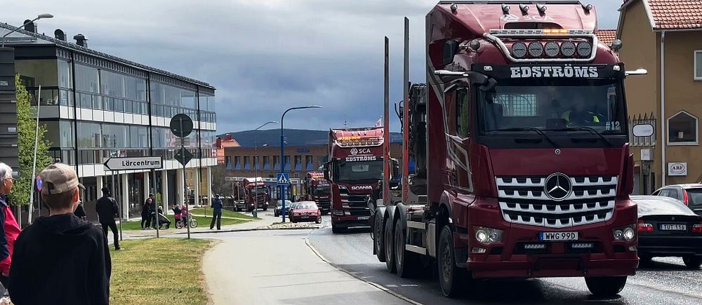 Flera lastbilar åker genom centrala Vilhelmina under demonstrationen