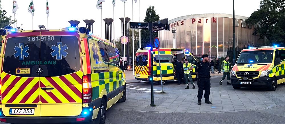 Ambulans och polis vid Folket Park i Malmö.