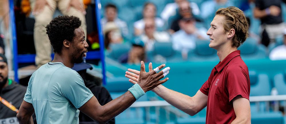 Gael Monfils och Sebastian Korda tackar varandra efter mötet i Miami.