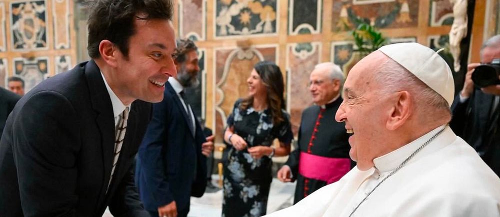 Pratshow-värden Jimmy Fallon och påve Franciskus