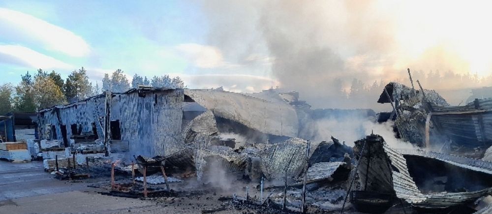 Det ryker från den utbrunna byggvarubutiken söder om Idre