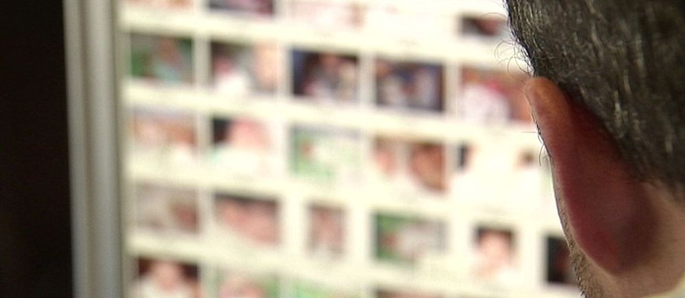 Person tittar på en datorskärm med många små suddiga bilder av ansikten.
