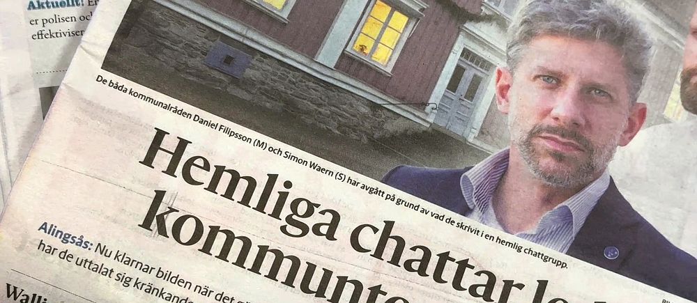 Tidningsrubrik om hemliga chattar och kommunala konsekvenser.