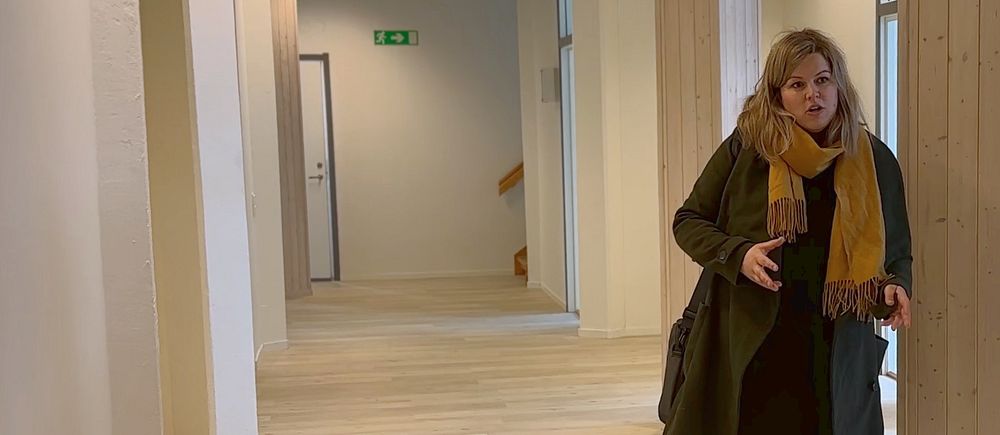 Petra Eriksson, projektledare Northvolt, står i en korridor.