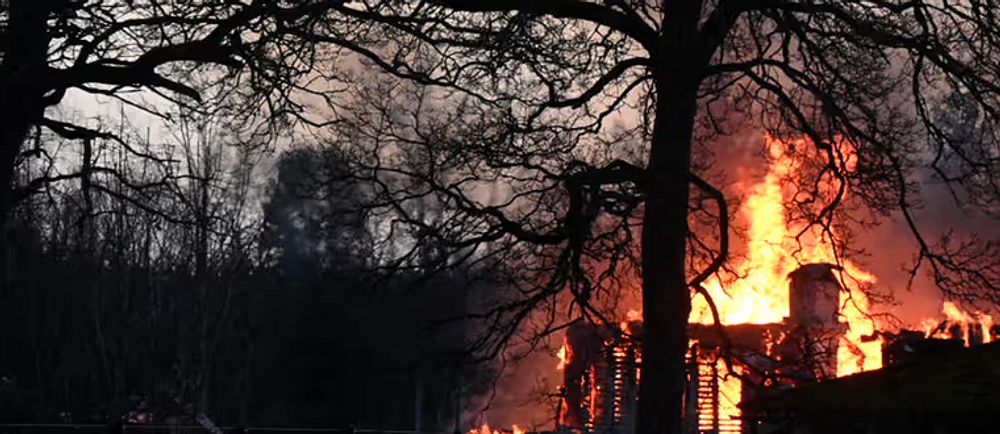 En bild på branden. Tre personer har dött efter en villabrand i Herrljunga kommun.