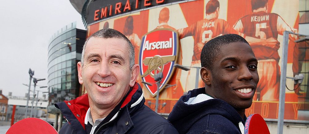 Arkivbild. Förre Arsenal-spelaren Nigel Winterburn tillsammans med Darius Knight.