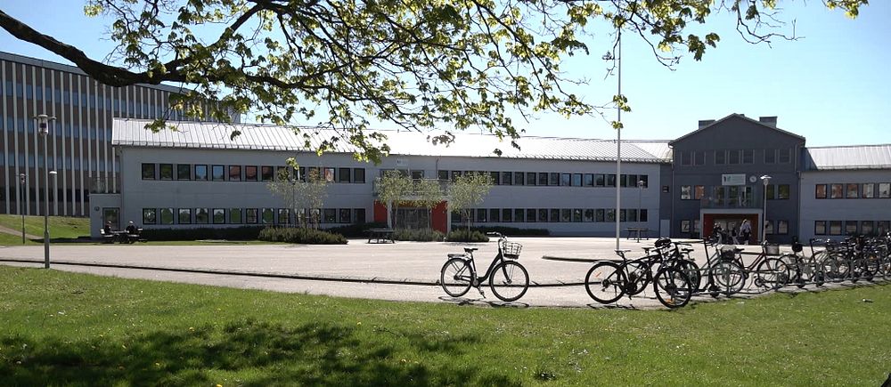 En bild på en skola med cyklar framför