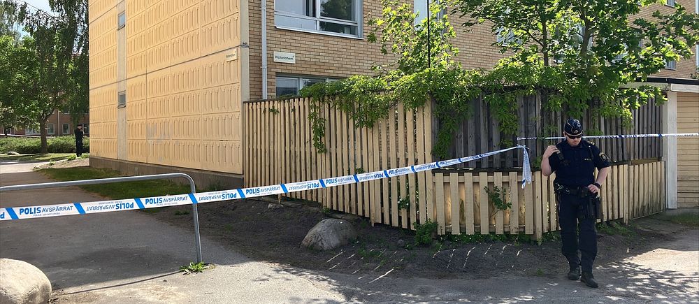 Polis och avspärrningsband i stadsdelen Hageby i Norrköping
